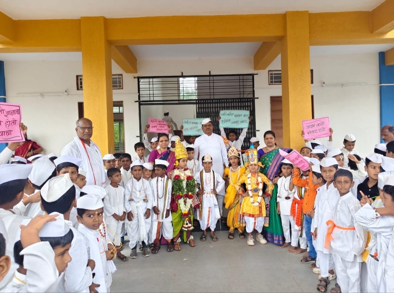 हरिनामाच्या गजरात बाल दिंडीचा सोहळा रंगला   मायणी प्राथमिक शाळा मुले व मुली सहभाग 