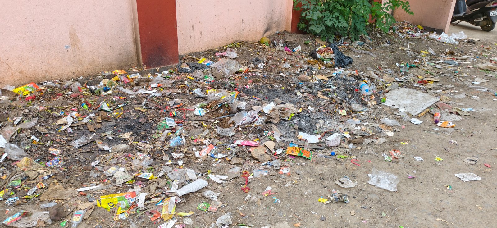 गोंदवलेत शाळा व दवाखाना परिसर कचरामय; ग्रामस्थांचा संताप