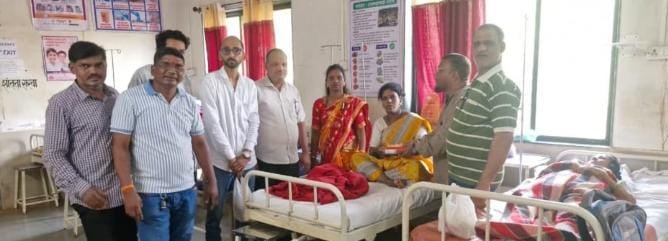 उद्धव ठाकरे यांच्या वाढदिवसानिमित्त वैभववाडी ग्रामीण रुग्णालयात रुग्णांना बिस्कीट व प्रसादाचे वाटप