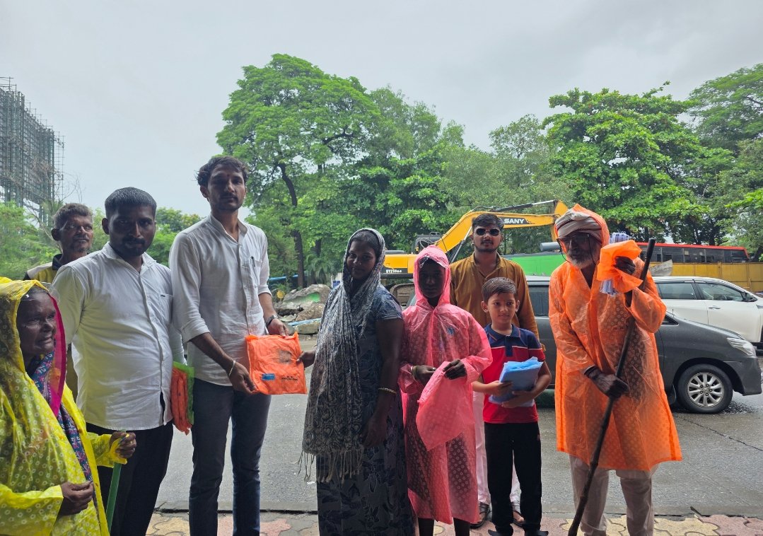 'माणुसकीचा रेनकोट' : विश्वनायक फाउंडेशनकडून सिग्नलवरील गरजू बालक, महिला व वृद्धांना पावसाळी रेनकोटचे मोफत वाटप