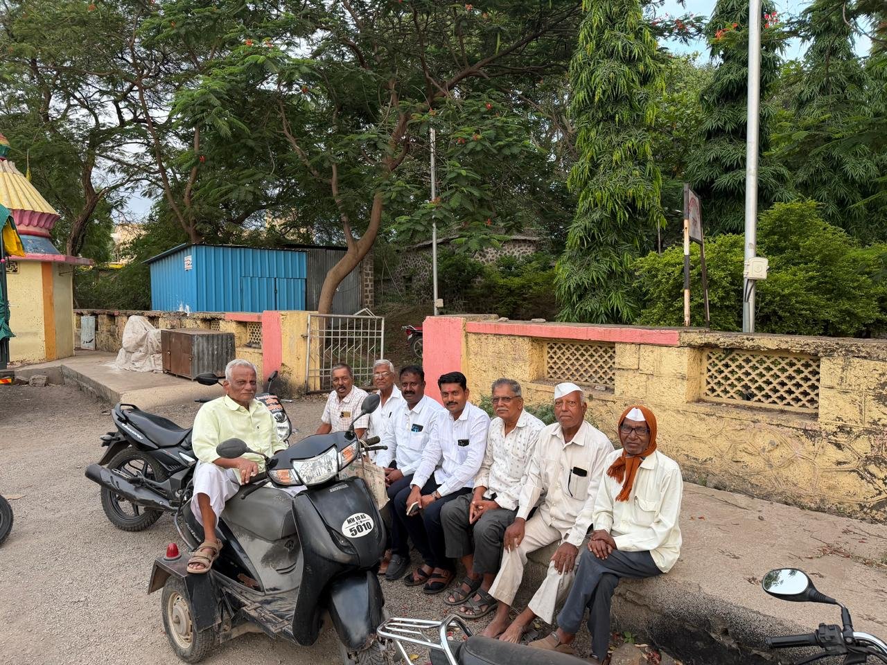 नगराध्यक्ष यु. टी. जाधव यांनी पारावर ज्येष्ठ नागरिकांची घेतली भेट; विकासकामांवर साधला संवाद