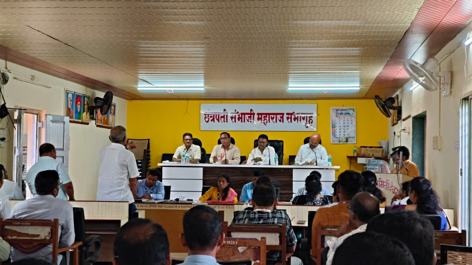 पीक विम्यात देवगडच्या शेतकऱ्यांवर अन्याय; कृषी अधिकाऱ्यांना सभागृहात धारेवर