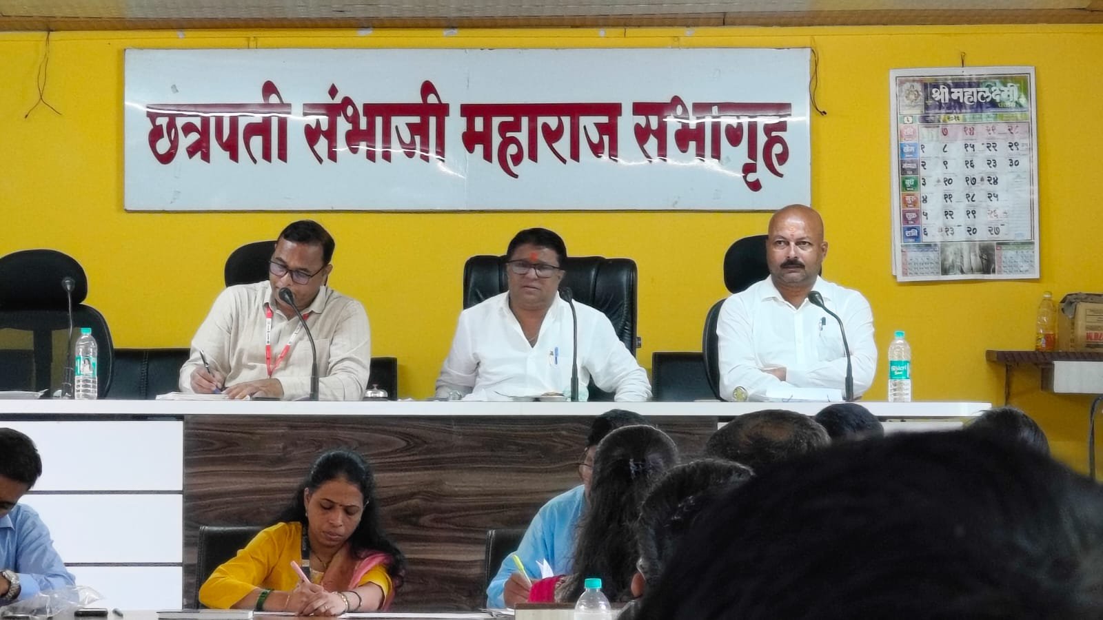 ठेकेदारांना अभय, नागरिकांना त्रास'