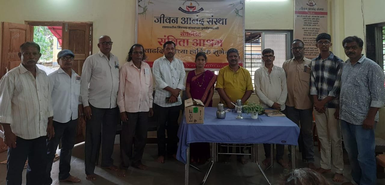 आषाढी एकादशी निमित्त संकलन केलेल्या कपड्यांचे सविता आश्रम पणदुर येथे केले दान