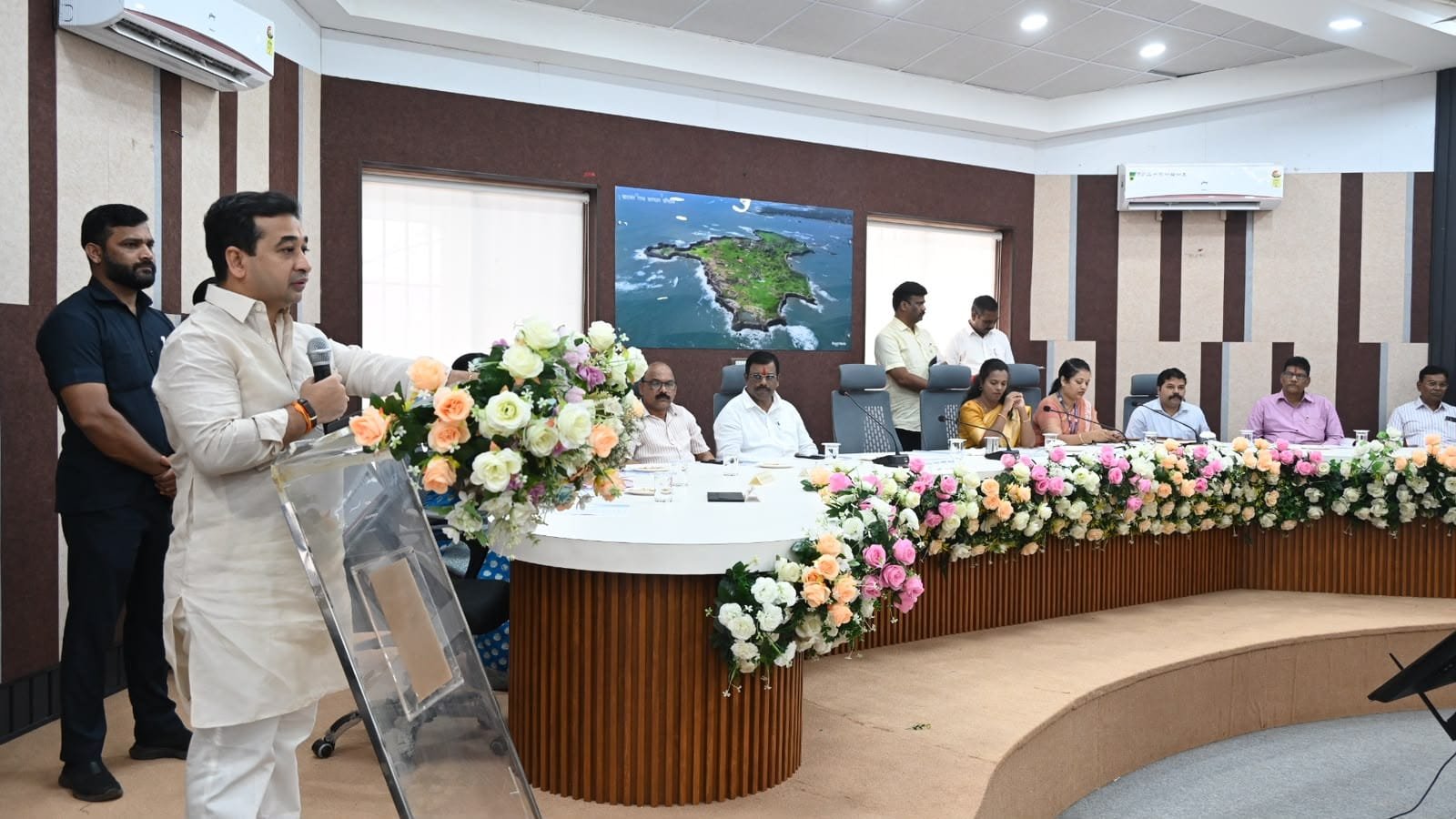 आगाऊ धान्य वितरणाच्या निर्णयाचा पालकमंत्री नितेश राणे यांनी घेतला सखोल आढावा