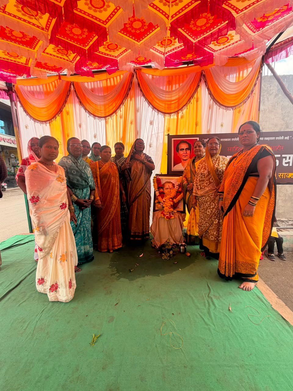सावळजमध्ये साहित्यरत्न डॉ. अण्णाभाऊ साठे यांच्या १०६ व्या जयंतीनिमित्त गरजू विद्यार्थ्यांना शालेय साहित्य वाटप