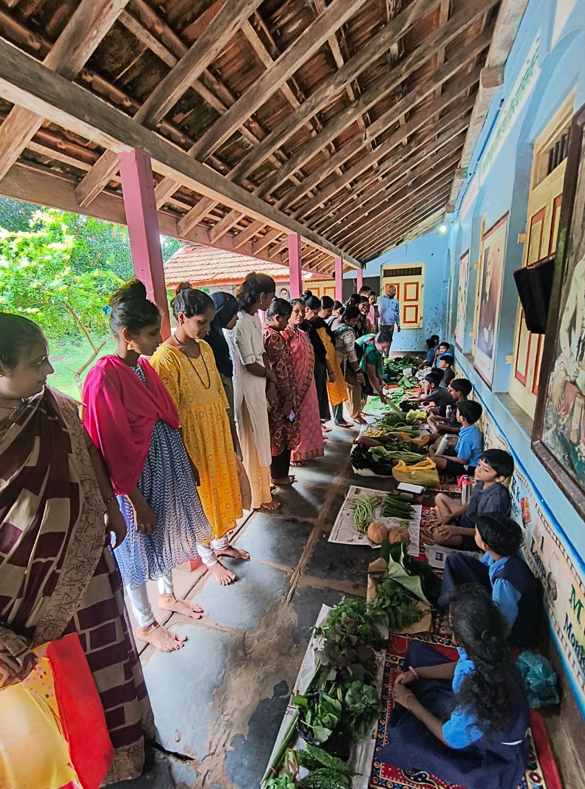 विद्यार्थ्यांच्या ‘रानभाज्या बाजाराला’ ग्रामस्थांचा उत्स्फूर्त प्रतिसाद