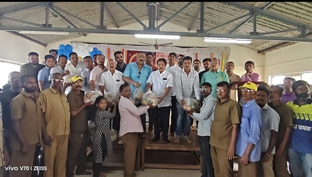 महेश नार्वेकर यांच्या प्रथम स्मृतीदिनानिमित्त कणकवलीत सफाई कामगारांना धान्य वाटप