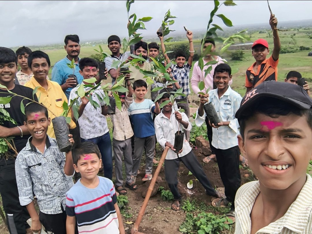 शाळेची सुट्टी निसर्गासाठी; मणेराजूरीच्या बालचमूंकडून शेषागिरी पर्वतावर (शेकोबा डोंगर ) हरितक्रांती!