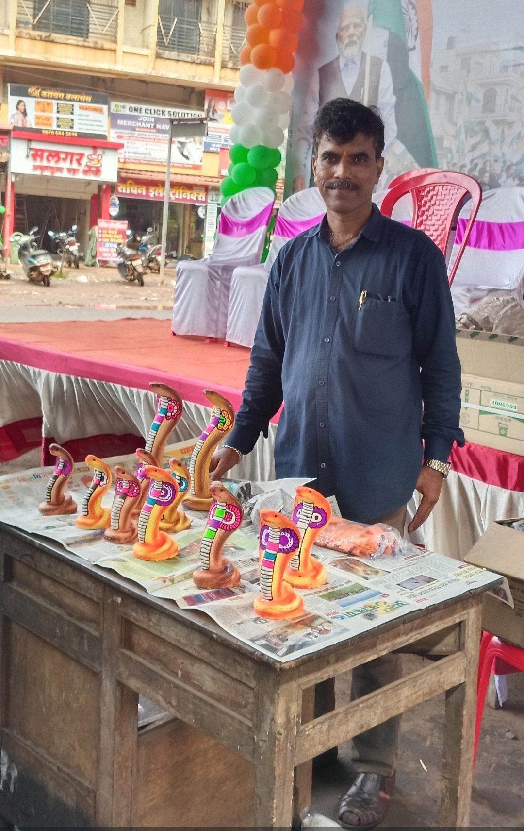 नागपंचमीच्या पार्श्वभूमीवर तळेरे बाजारपेठेत नागमूर्त्या दाखल; चाकरमान्यांचीही गावाकडे लगबग