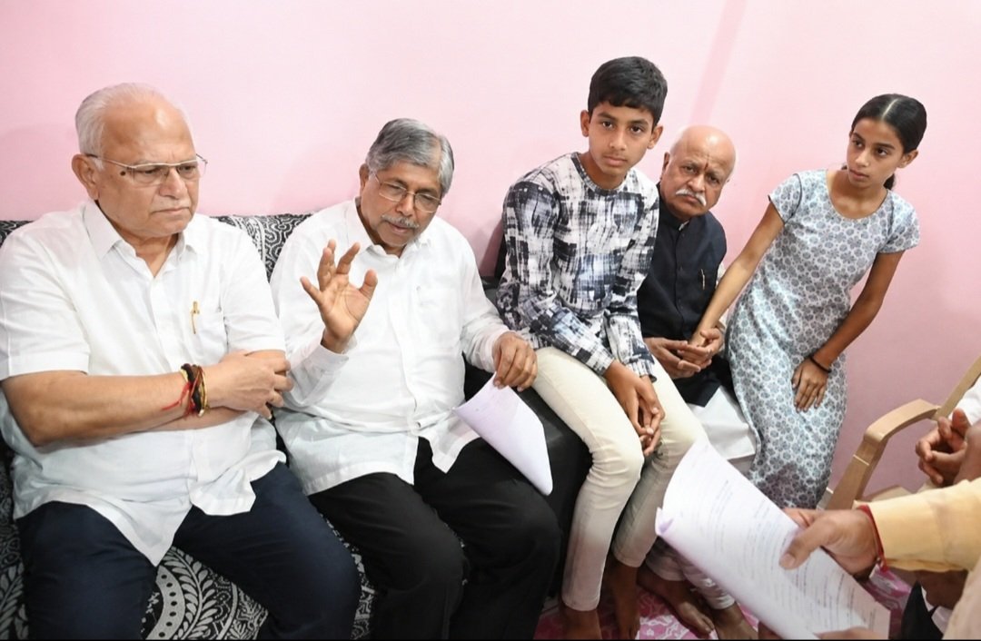 केसरेकर दाम्पत्याच्या मुलांचे पालकमंत्री चंद्रकांत पाटील यांनी घेतले शैक्षणिक पालकत्व मुलांची भेट घेऊन केले सांत्वन; शिक्षण व वसतिगृहाचा खर्च करण्याची घेतली जबाबदारी