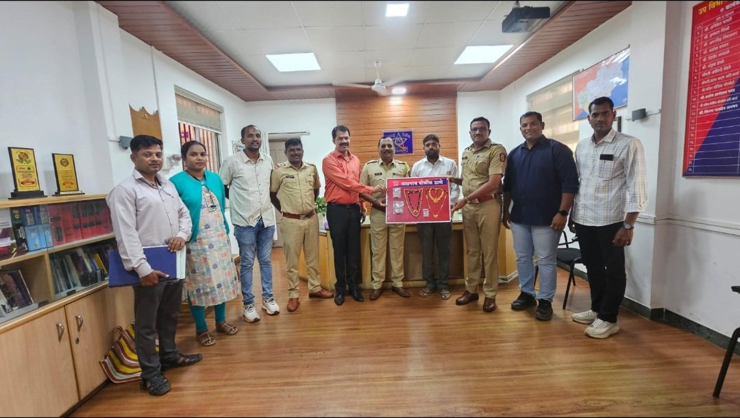 चोरीस गेलेले १२७ ग्रॅम सोन्याचे दागिने हस्तगत; तासगाव पोलिसांची कारवाई १२७.१८ ग्रॅम सोन्याचे दागिने न्यायालयाच्या आदेशाने हक्कदाराच्या स्वाधीन