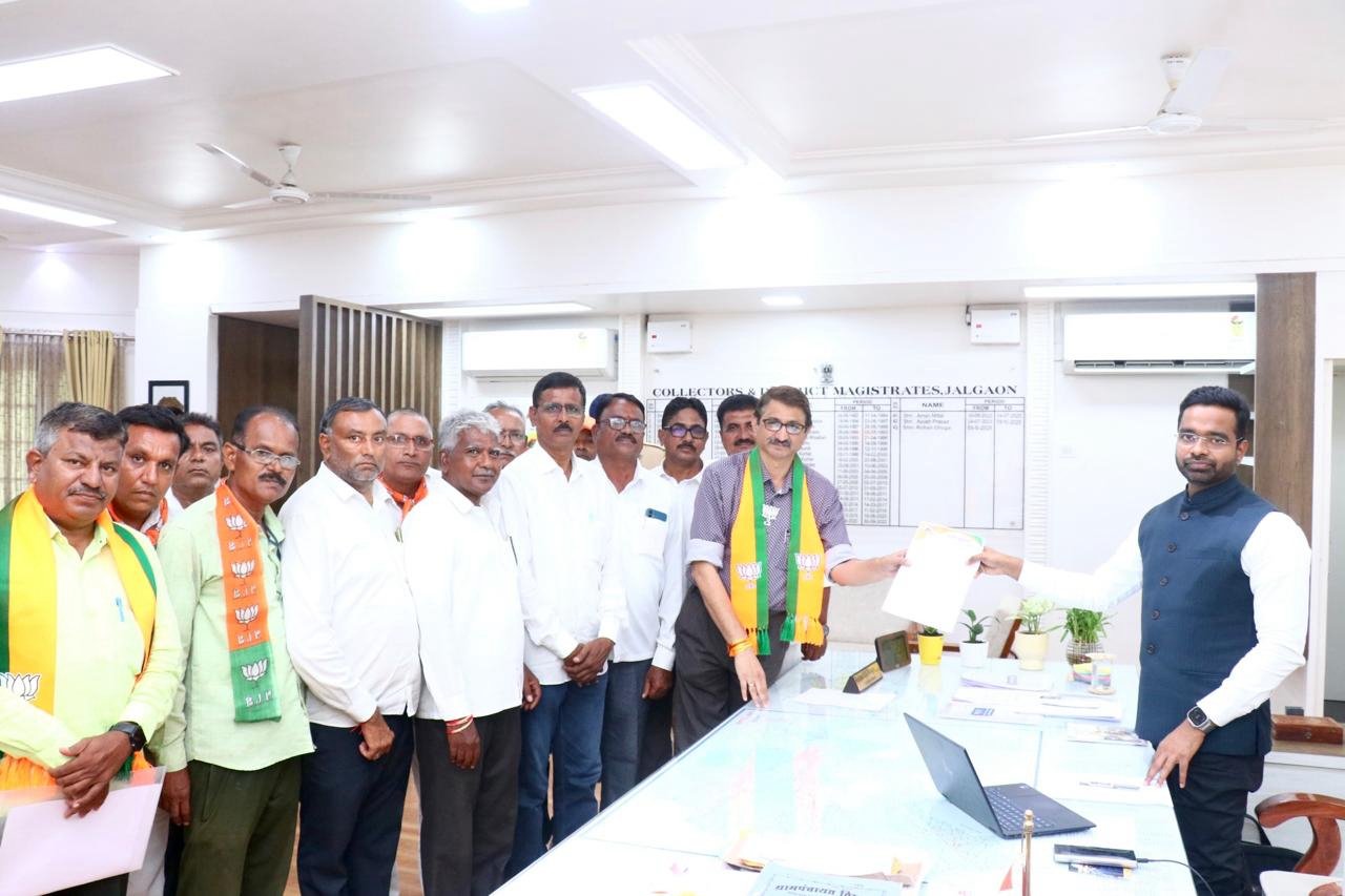 *दुष्काळग्रस्त शेतकऱ्यांना तातडीने मदत द्या व गिरणा नदी पात्रावरील अवैध्य वाळूचा उपसा थांबवा या मागणीसाठी भाजपा किसान मोर्चा* *चे जिल्हाधिकारी यांना निवेदन*