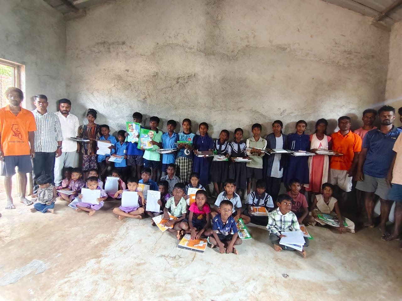शिरोशीतील कातकरीपाडा व काकडमाळ येथील विद्यार्थ्यांना शैक्षणिक साहित्याचे वाटप