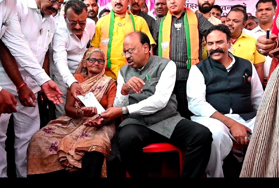 तहसीलदारांनी  प्रत्येक गावात जाऊन जनतेचे प्रश्न गावातच मार्गी लावावेत महसूल मंत्री चंद्रशेखर बावनकुळे