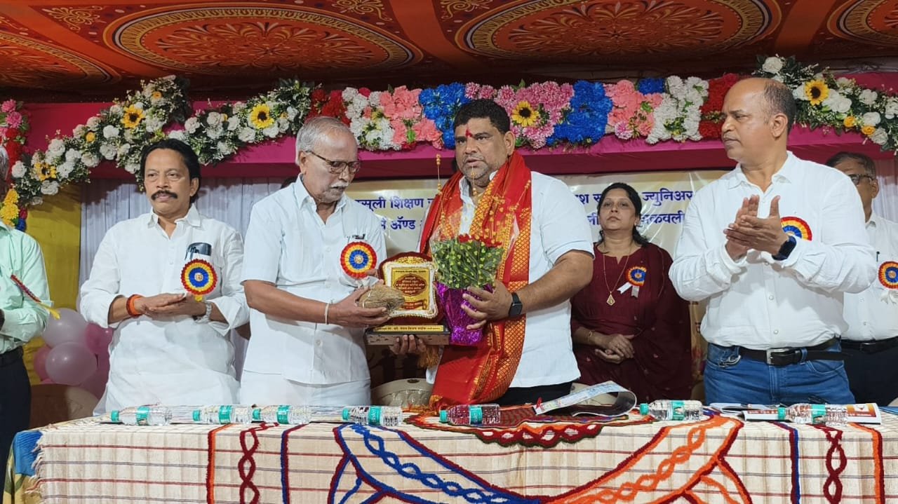 “ग्रामीण भागातील शाळा टिकविण्यासाठी समाजाने पुढे यावे” ; माजी आमदार वैभव नाईक 
