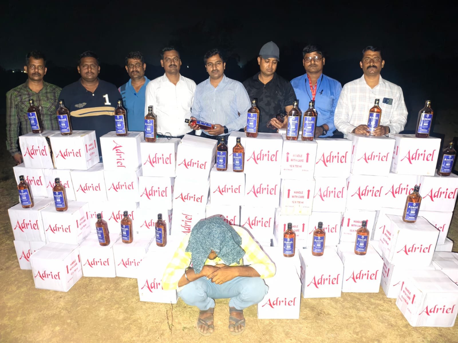 अवैध गोवा बनावटीच्या मद्यसाठ्यावर राज्य उत्पादन शुल्क विभागाची धडक कारवाई सोलापूर जिल्ह्यात 11 लाख 55 हजार रुपयांचा मुद्देमाल जप्त