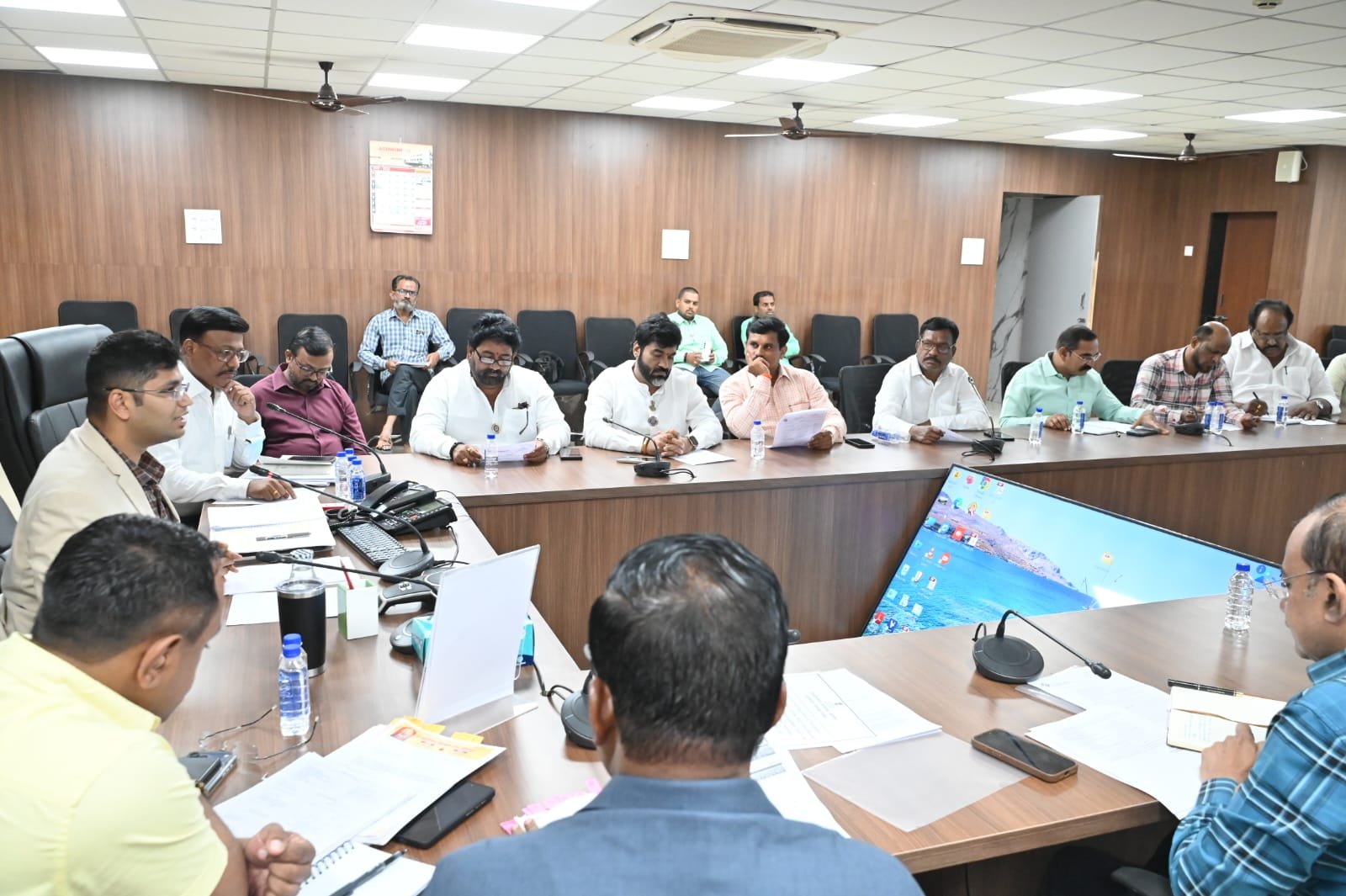 महाराष्ट्र विधान परिषद स्थानिक प्राधिकरण मतदार संघ दिववार्षिक निवडणूक 2026.... सर्व राजकीय पक्ष व शासकीय यंत्रणांनी आदर्श आचारसंहितेचे काटेकोरपणे पालन करावे                                    - जिल्हाधिकारी तथा निवडणूक निर्णय अधिकारी एस. कार्तिकेयन