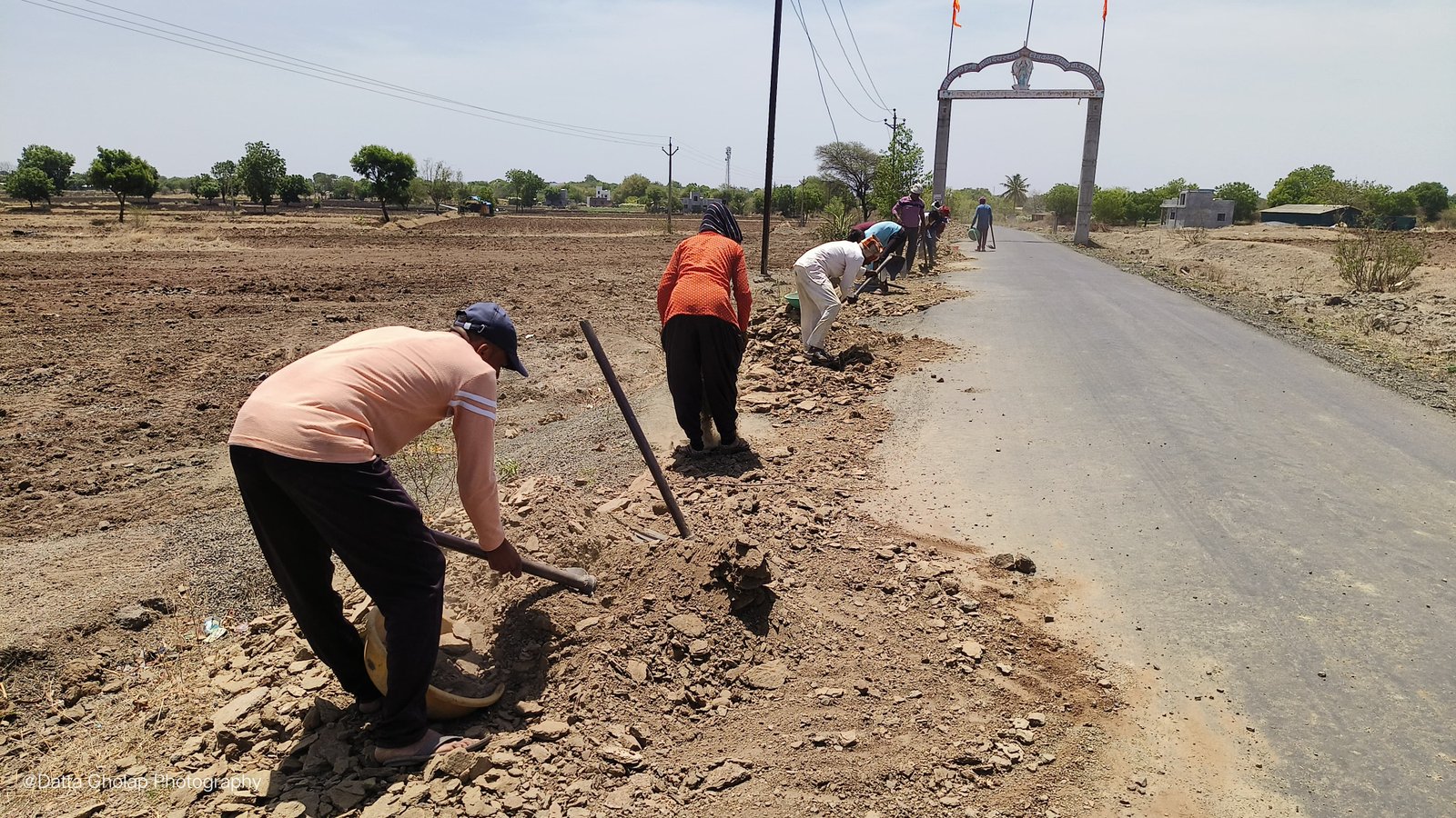 पत्रकार दत्तात्रय घोलप यांच्या पाठपुराव्याला यश; काकडवाडी हद्दीतील पालखी मार्ग रस्ता दुरुस्तीच्या कामांना वेग