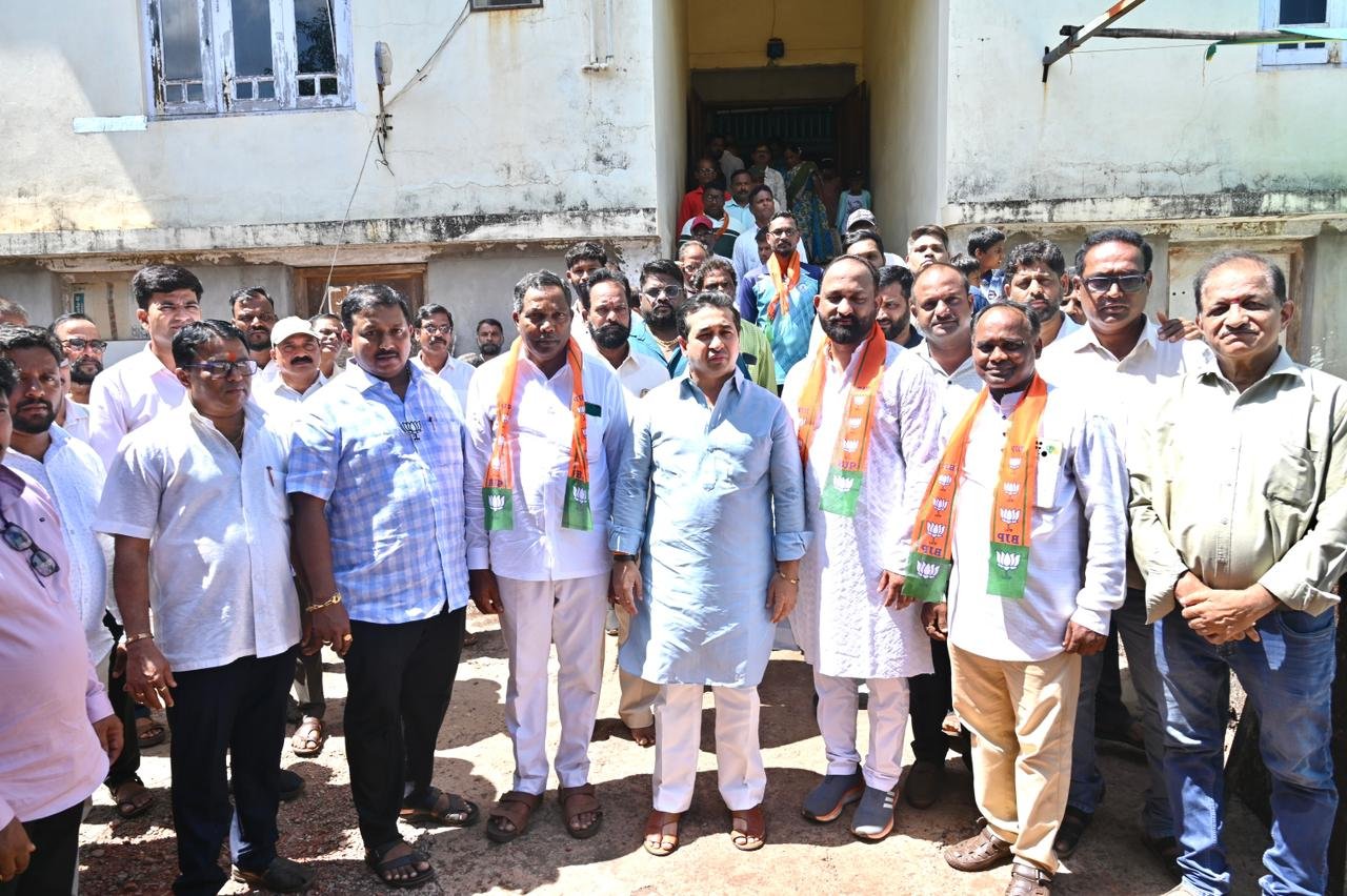 विजयदुर्ग भागात उबाठाला पूर्णविराम; पंचायत समिती सदस्य विष्णू घाडी, तालुकाप्रमुख जयेश नर यांच्यासह शेकडो कार्यकर्त्यांचा  ना. नितेश राणे यांच्या हस्ते भाजपात प्रवेश