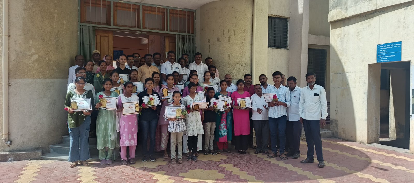 राजेंद्र खरात यांच्या वाढदिवसानिमित्त दहावी-बारावीतील गुणवंत विद्यार्थ्यांचा भव्य गुणगौरव सोहळा संपन्न 