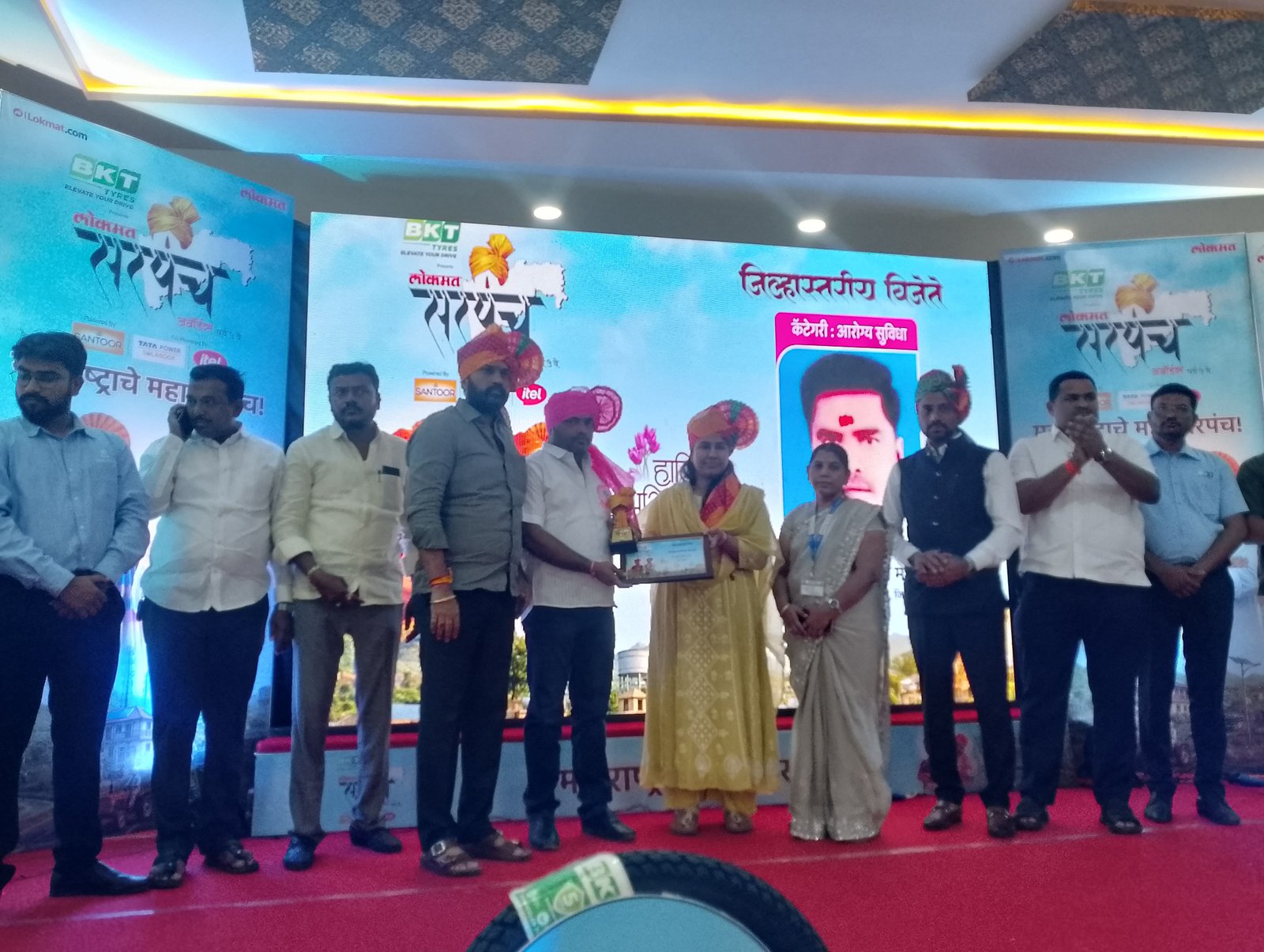 वझर बु.चा जिल्ह्यात डंका; युवा सरपंच अर्जुन मते यांचा राज्यमंत्र्यांच्या हस्ते गौरव