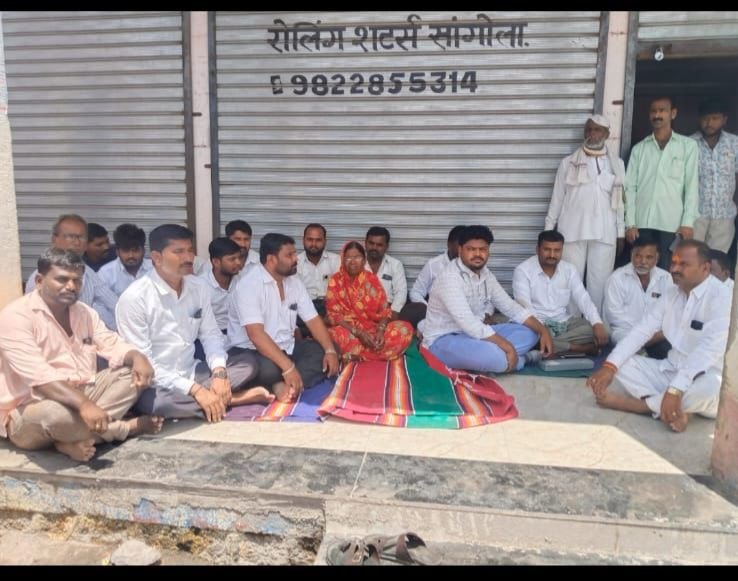 माहिती न मिळाल्याने ग्रामपंचायत कार्यालयासमोर आमरण उपोषण