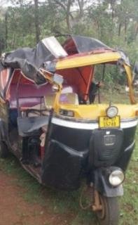 रस्तावरील खड्डयाचा प्रश्न ऐरणीवर, सांगुळवाडीत रिक्षा पलटी होऊन अपघात, ग्रामस्थानी रोखला मार्ग