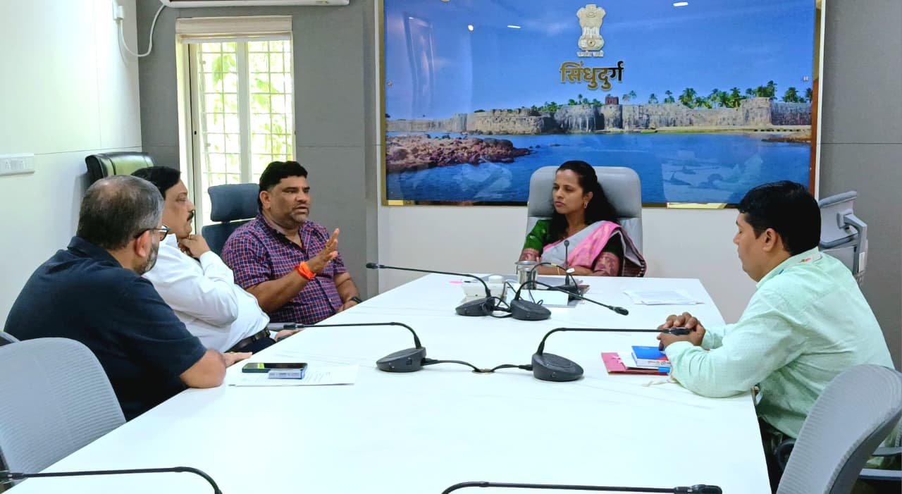 झाराप रेल्वे स्टेशनवरुन  हजारो टन अवैध खनिज सदृश्य मातीची वाहतूक