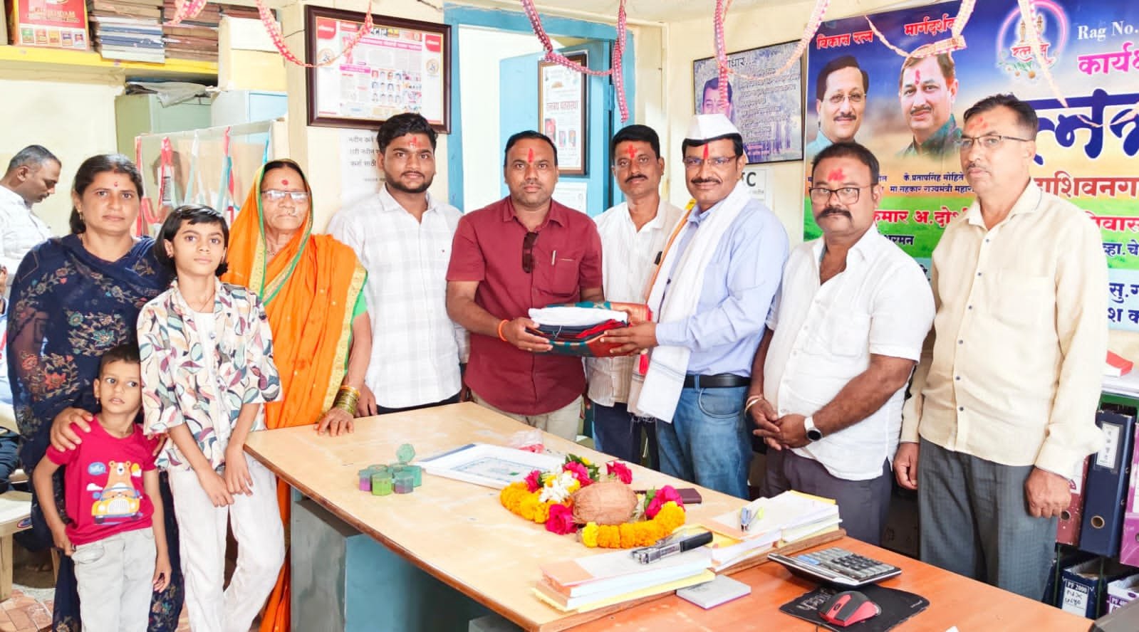 चुकून ट्रान्सफर झालेले पाच लाख रुपये अवघ्या तासाभरात परत; रत्नत्रय पतसंस्थेच्या प्रामाणिकपणाचे कौतुक