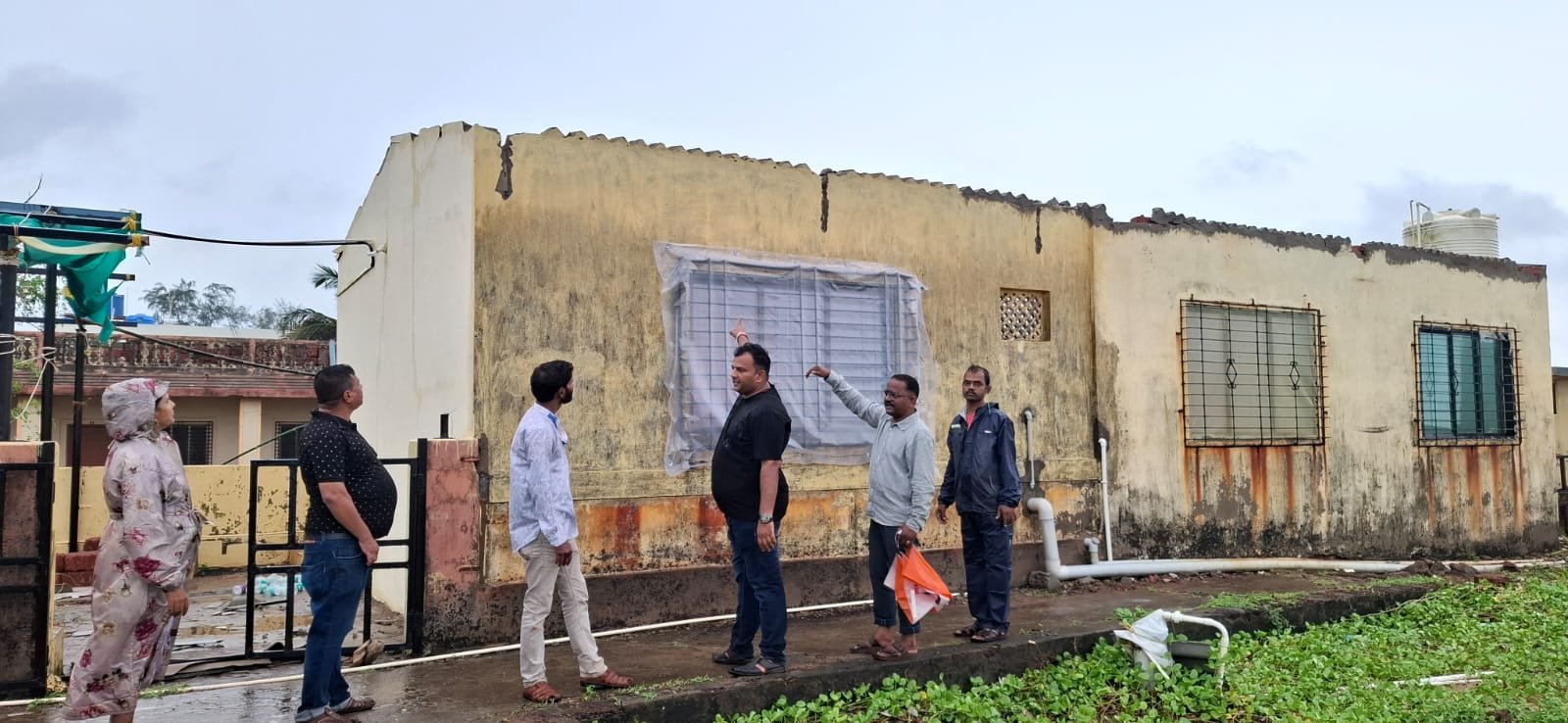 आचरा समुद्रकिनारी वादळी वाऱ्यामुळे रिसॉर्टचे नुकसान
