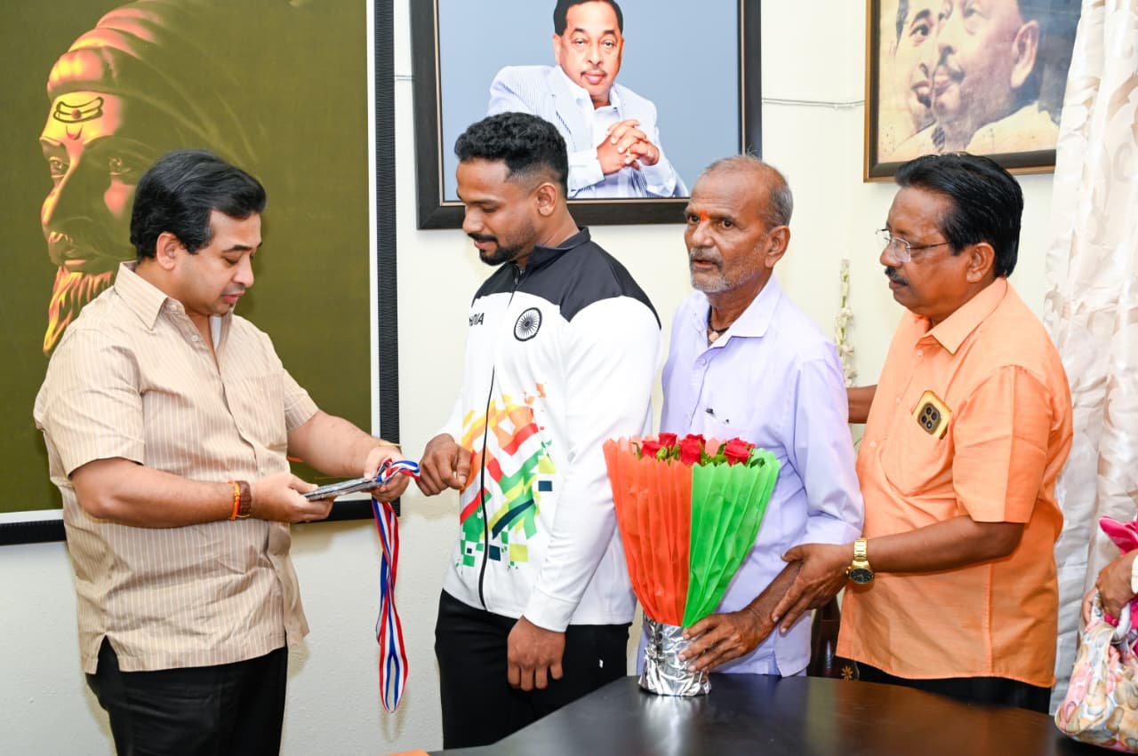 अमित कदम यांचा पालकमंत्री नितेश राणे यांच्या हस्ते सत्कार