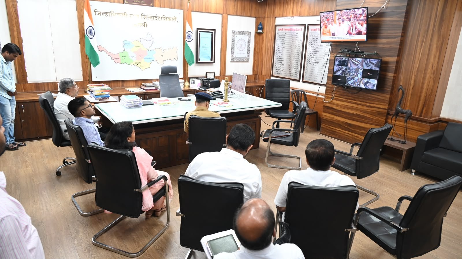पालकमंत्री महोदयांनी अधिकाऱ्यांसमवेत घेतला  ‘मन की बात’मधील प्रेरणादायी संदेशांचा अनुभव