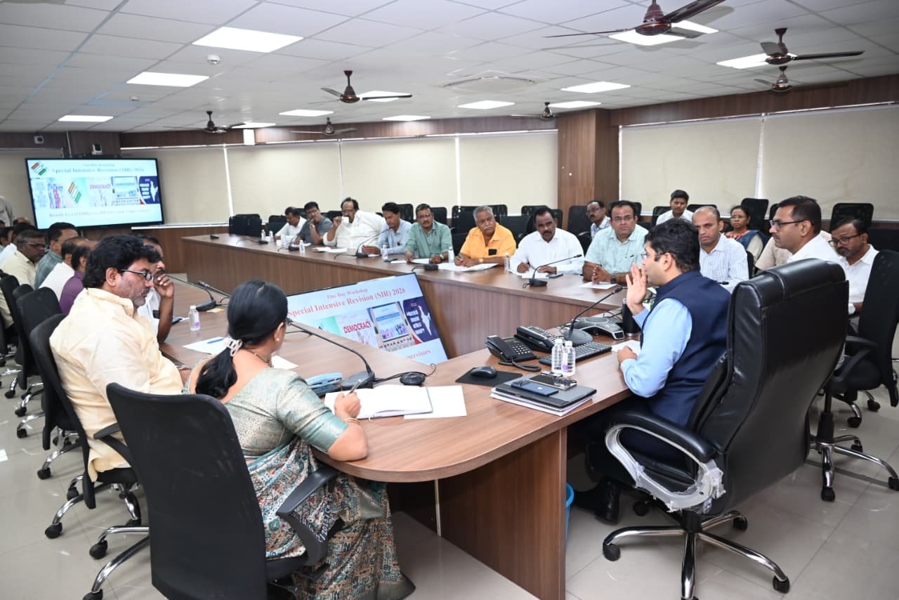 सोलापूर विमानतळ येथे नाईट लँडिंगची सुविधेबाबत जिल्हाधिकारी कार्तिकेयन यांच्याकडून आढावा