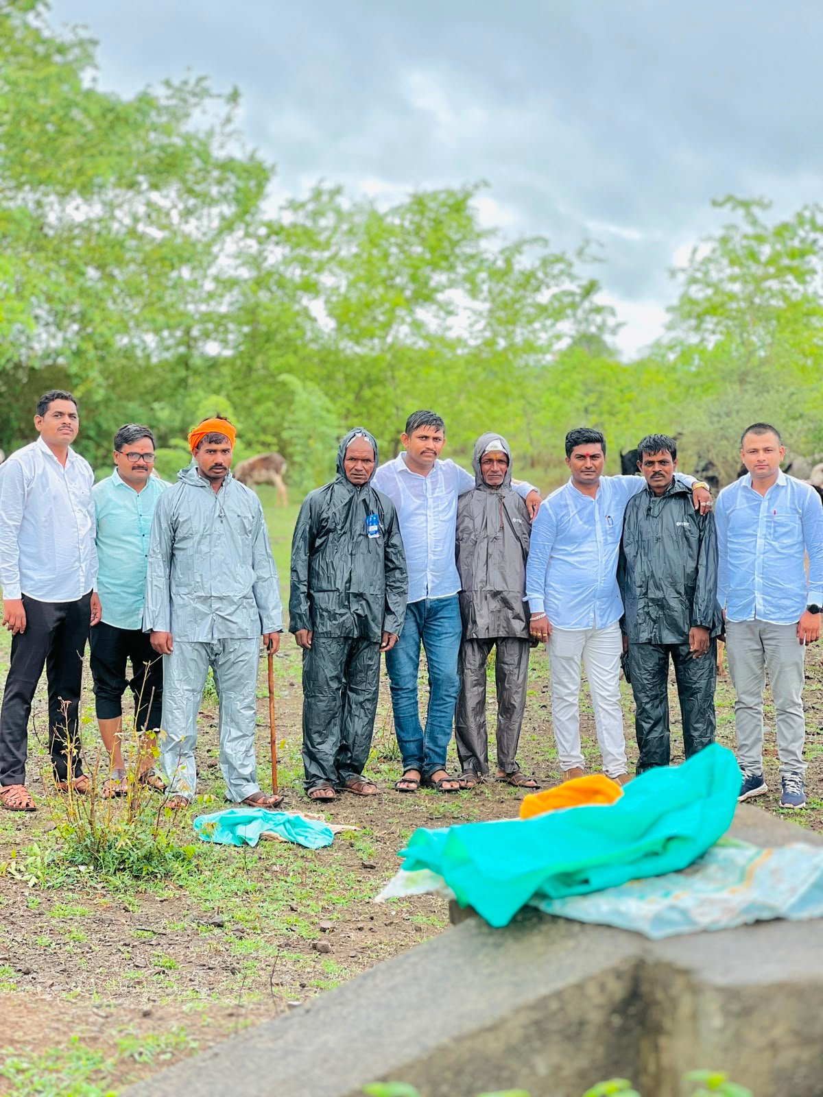 माजी उपसरपंच लक्ष्मण कोकरे यांच्याकडून मेंढपाळ बांधवांना थेट पालावर जाऊन 'रेनकोट' वाटप