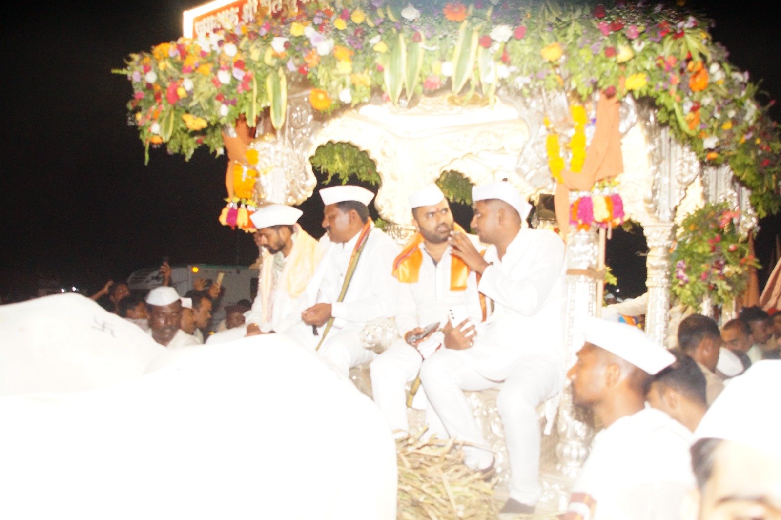 सौंदळीच्या माळावर तुकोबांच्या पालखीचे निमगाव केतकीच्या वतीने जंगी स्वागत