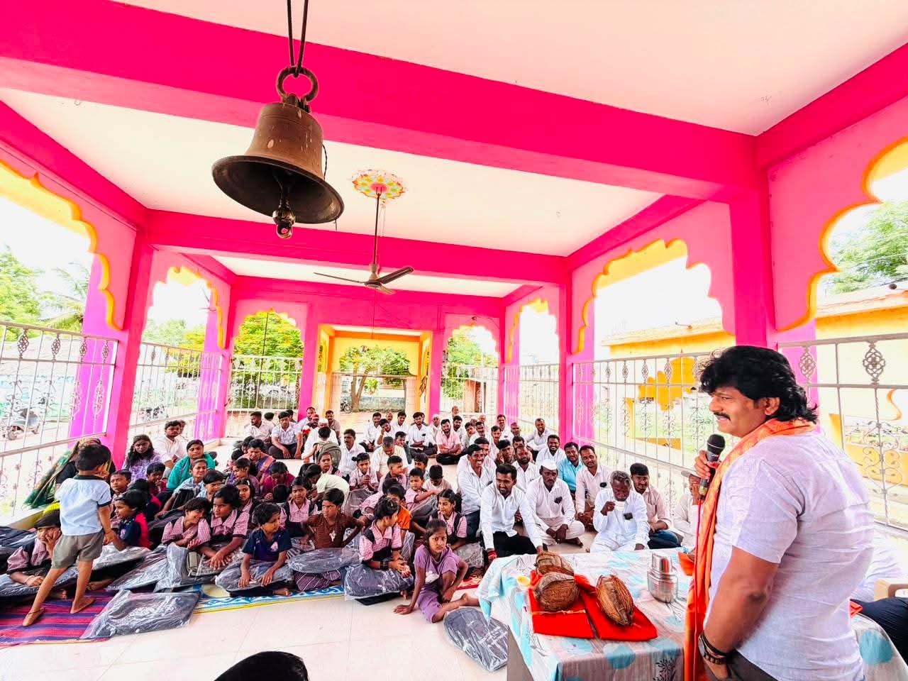 विद्यार्थ्यांच्या शिक्षणाला नवी उभारी; खानजोडवाडीत स्कूल बॅग व टिफिन बॉक्सचे वाटप