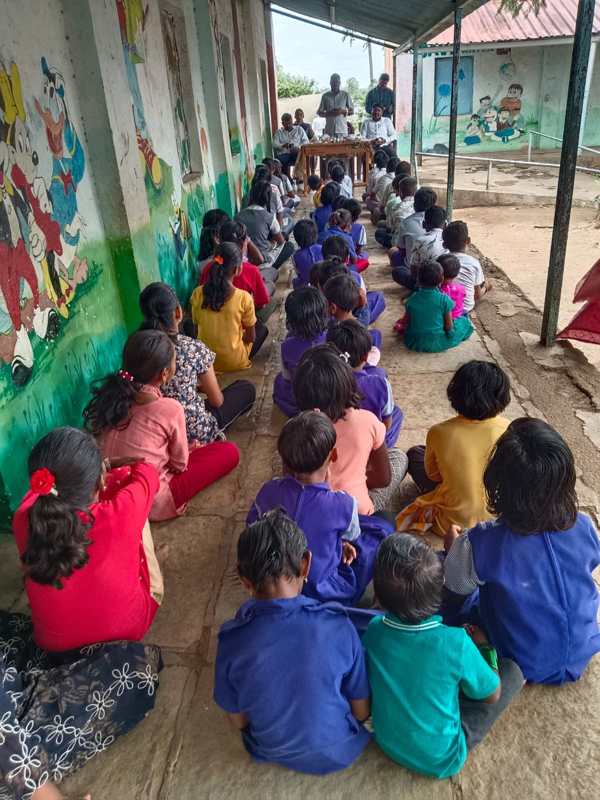 खुटबाव विद्यालयात निर्भय पथकाकडून विद्यार्थ्यांना कायदेविषयक मार्गदर्शन
