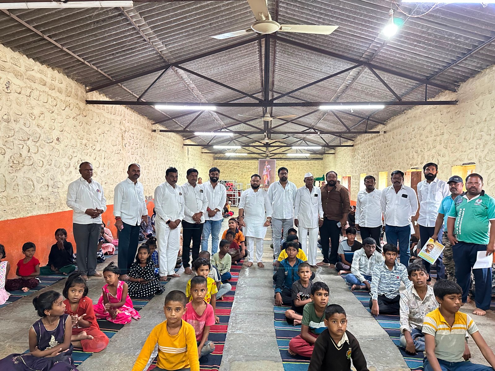 स्व. अजितदादा पवार यांच्या जयंतीनिमित्त अनाथ मुलांना स्नेहभोजन; जनसेवा सप्ताहात समाजसेवेचा आदर्श उपक्रम
