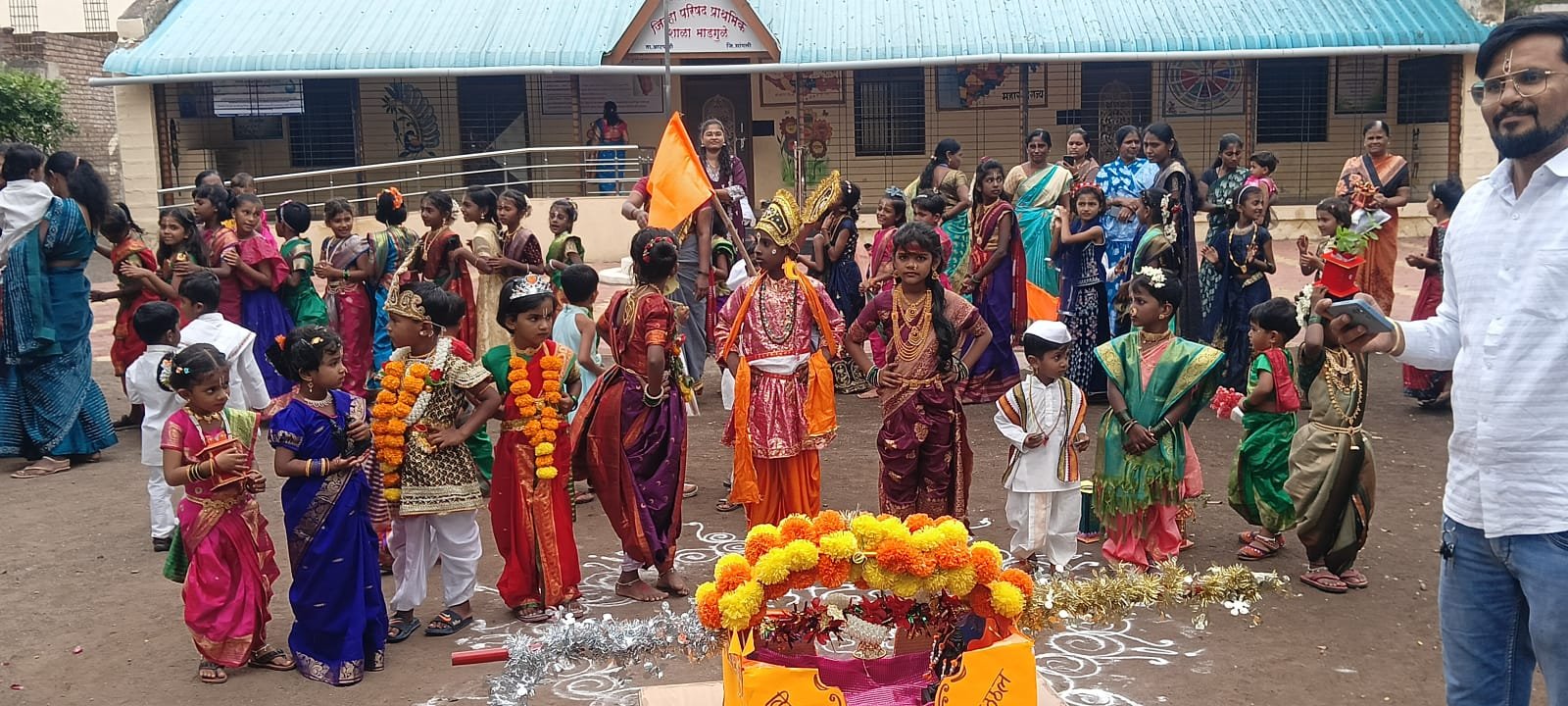 आषाढी एकादशीनिमित्त माडगूळे येथे शाळेच्या वतीने दिंडी सोहळ्याचे आयोजन