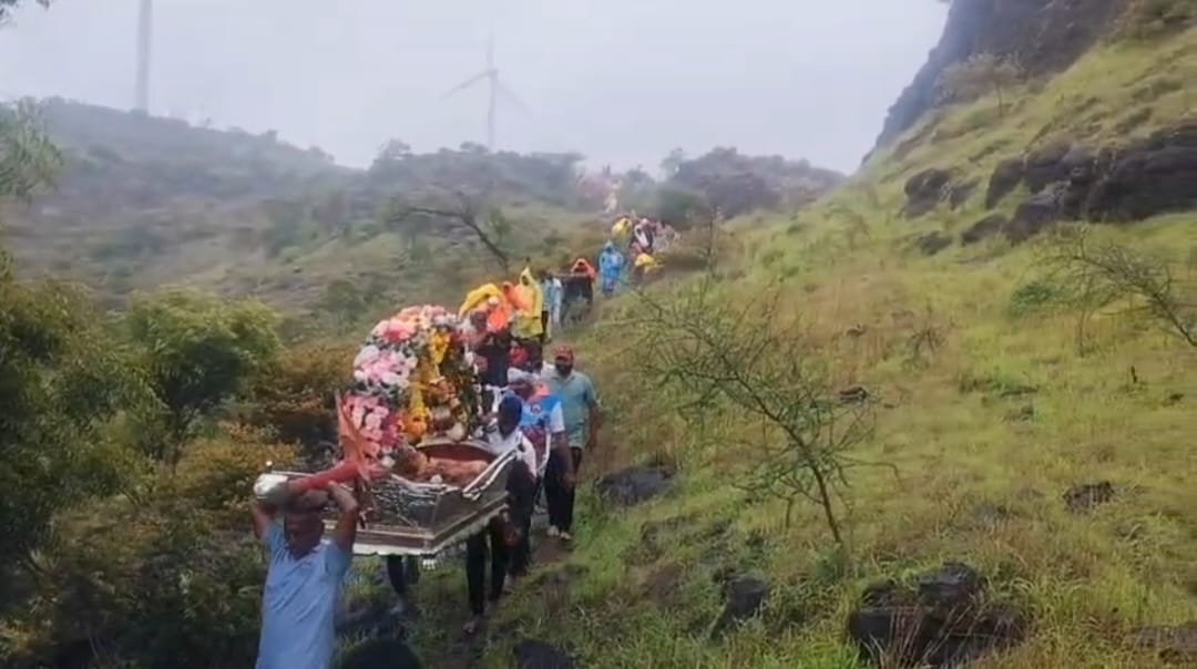 मुंगी घाटासारखा थरार! १७७ वर्षे ही दिंडी उतरतेय डोंगरातून