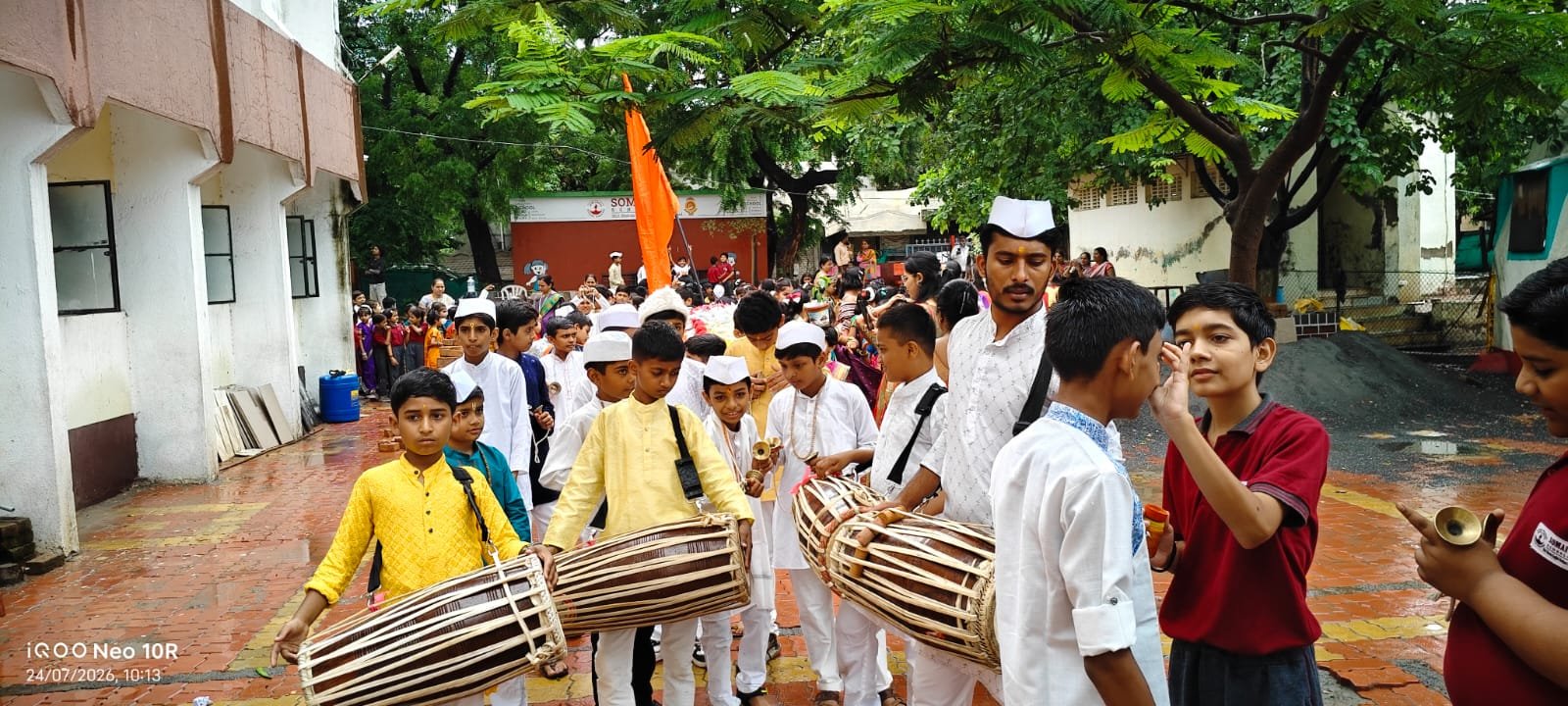 शारदा स्कूल भक्तीरसात न्हालं; पावसाच्या सरींमध्ये विठ्ठलनामाचा अखंड जयघोष